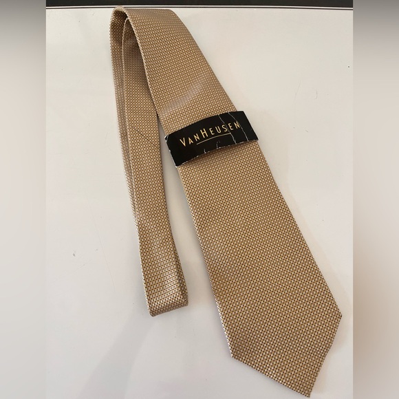 Van Heusen Other - Van Heusen Men's Tie NWT 100% Silk gold pattern